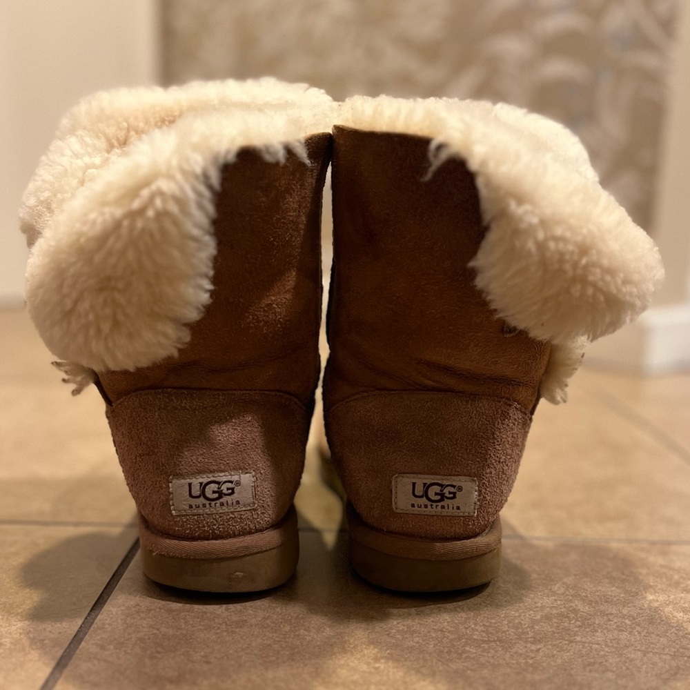 Ugg Australia Shearling Bailey Button Booths - image 4